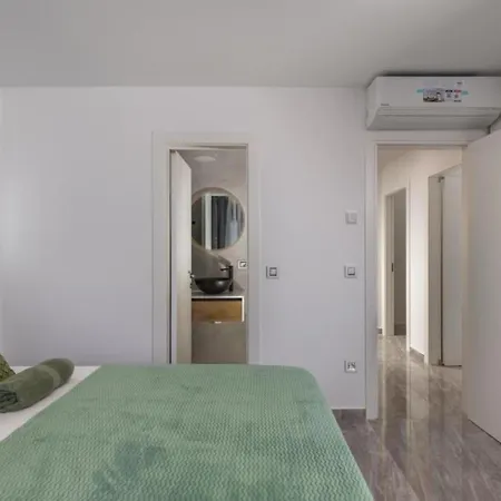 Charming Island Krk With Private Pool شقة *