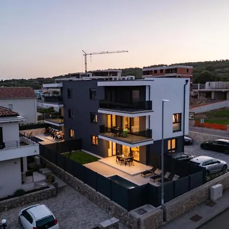 Charming Island Krk With Private Pool شقة